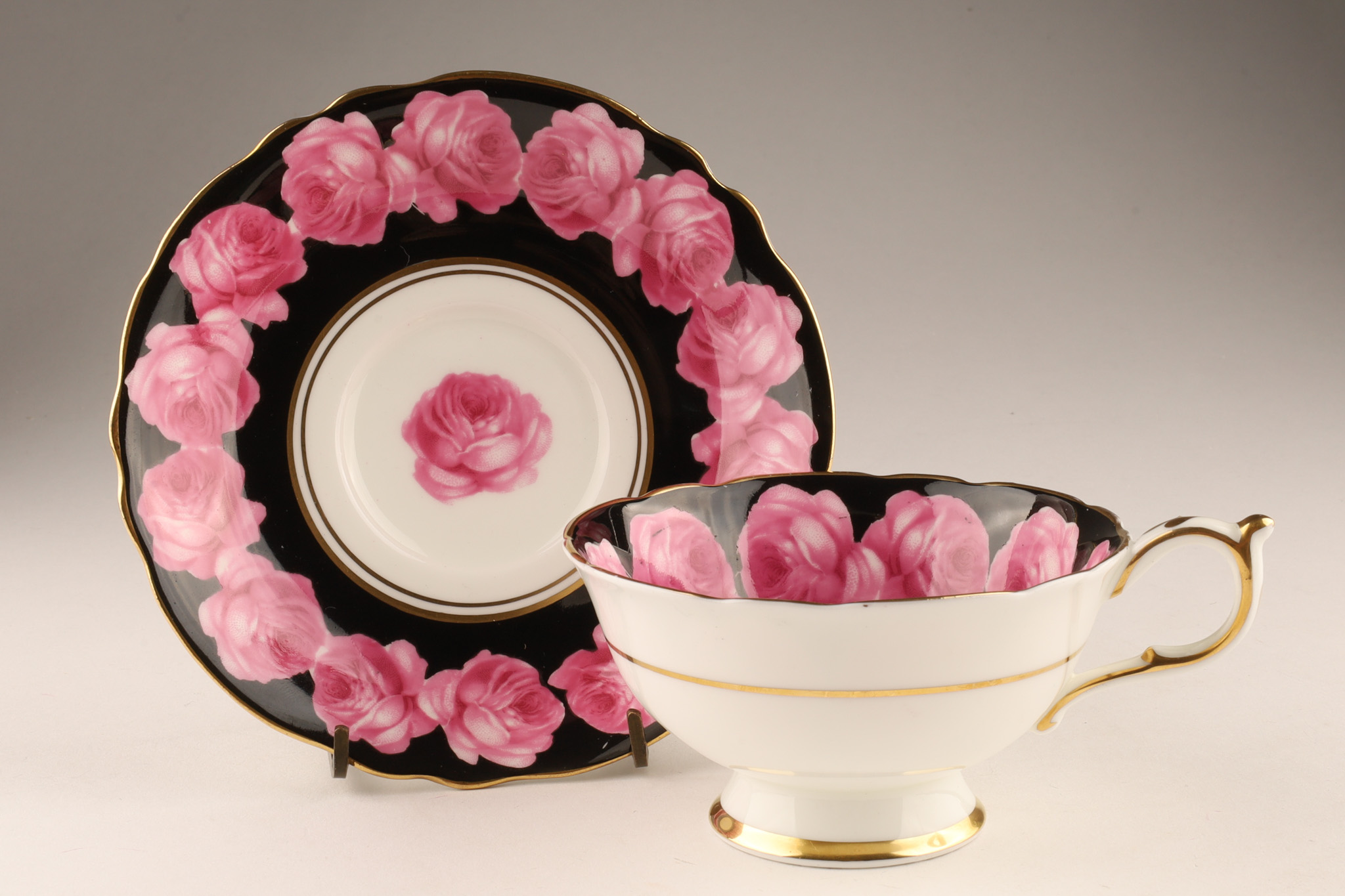 パラゴン PARAGON MAJESTY THE QUEEN ピンクローズ Lot 342 - Paragon Queen Mary Cabbage Rose on Black Ground Teacup