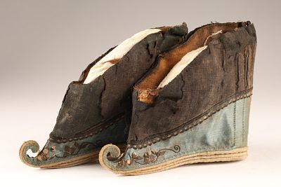 Antique Chinese Silk Lotus Shoes for Bound Feet, Late Qing Dynasty. A pair of antique Chinese 