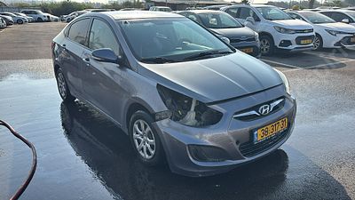 יונדאי I-25 מודל 2014. . מחיר מחירון: ₪26,400מפתח: יש.
חסר פנס ראשי ימני