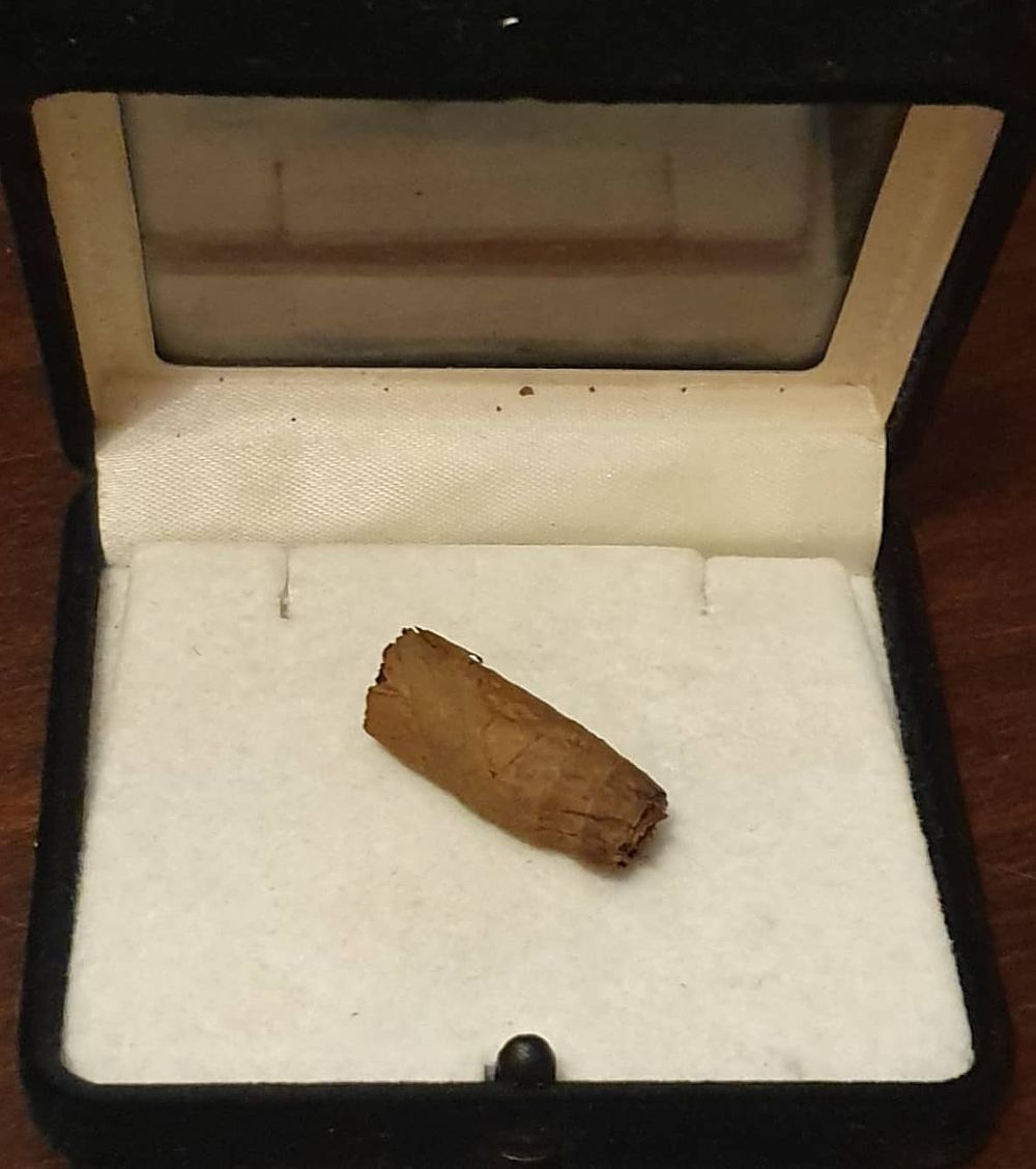 סיגר שעישן כ"ק האדמו"ר הבית ישראל מגור זצוק"ל! 
שיירי סיגר מהעלאת עשן של אש קודש כ"ק אדמו"ר 