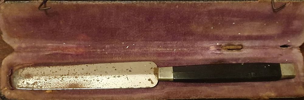 ייחודי. סכין מילה של רבי אברהם פסח שו"ב תלמיד האבני נזר - פולין שילהי המאה ה19. 
סכין מילה 