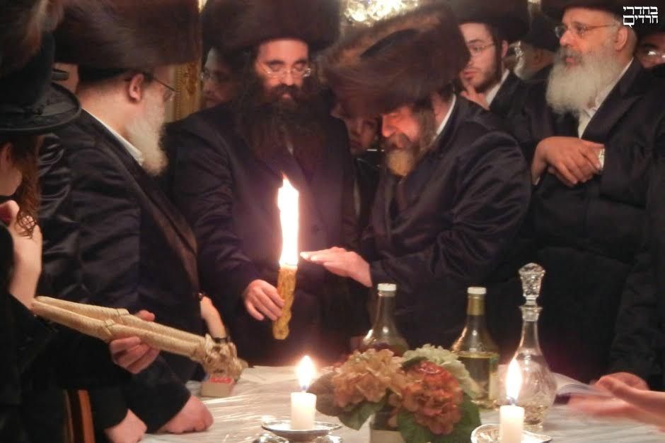 והריחו ביראת ה'. "בשמים האלטער" בו השתמש כ"ק האדמו"ר מ במשך מספר שנים. 
נרתיק להדסים קלוע 