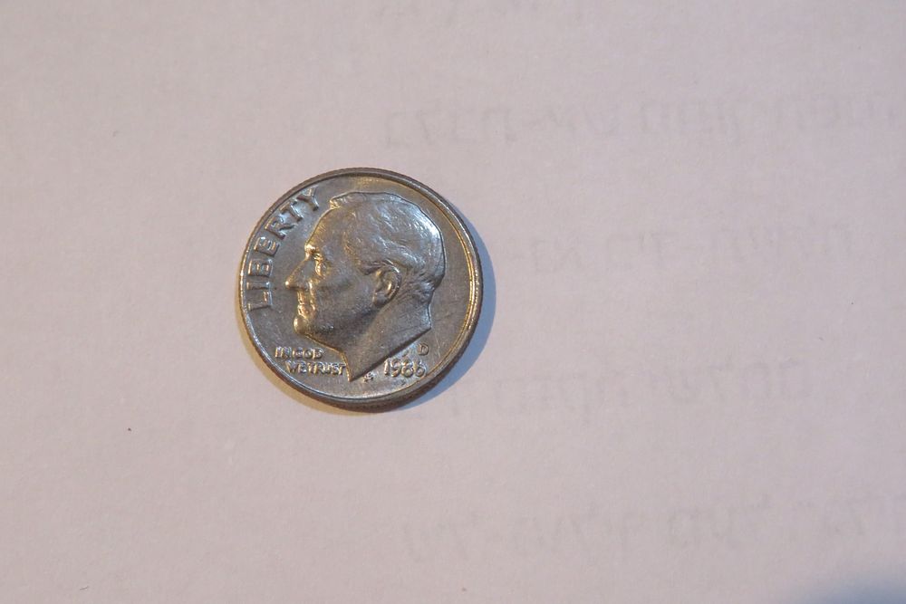 מטבע בערך 10 סנט מידיו הקדושות של הרבי. 
מטבע בערך נקוב של 1 דיים (10 סנט ארה"ב) שניתן מידיו 