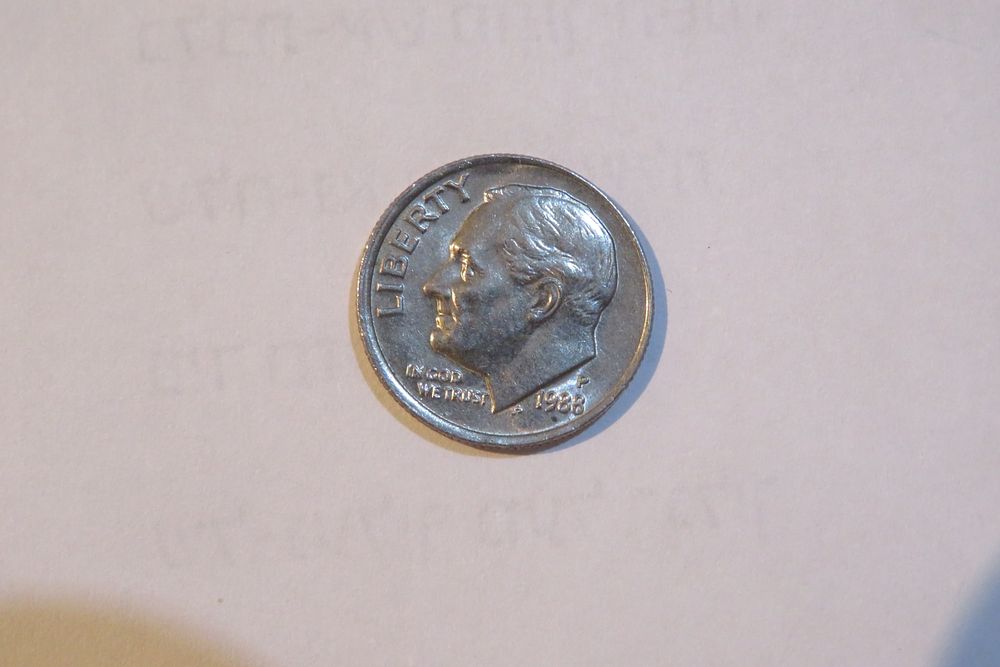 מטבע בערך 10 סנט מידיו הקדושות של הרבי. 
מטבע בערך נקוב של 1 דיים (10 סנט ארה"ב) שניתן מידיו 