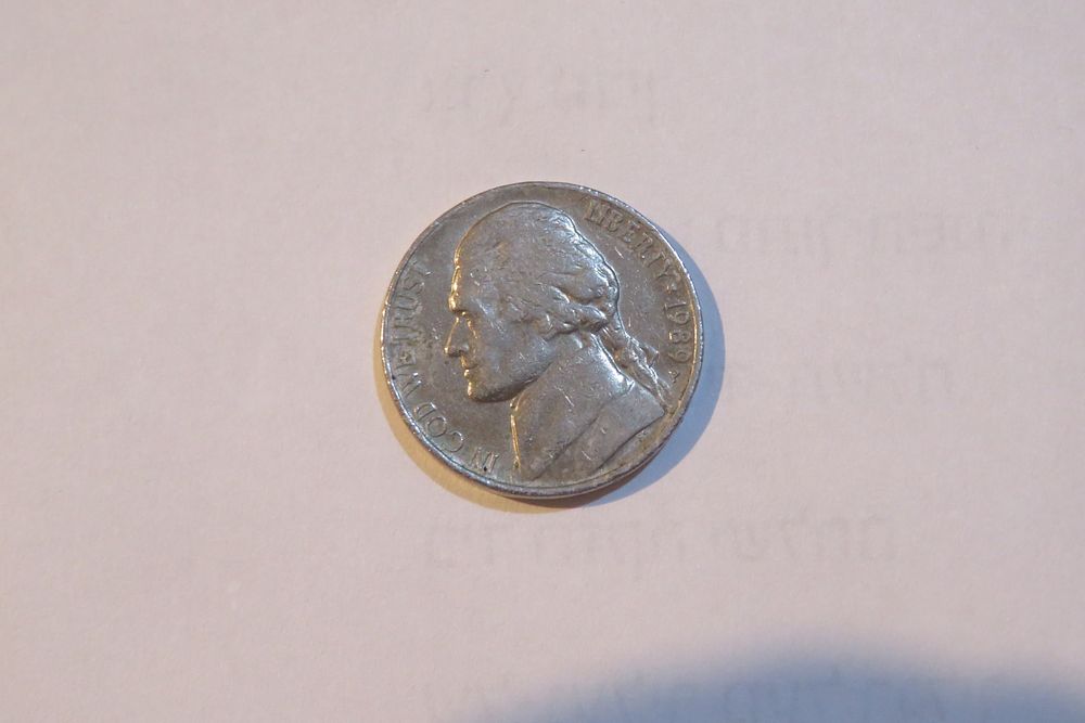 מטבע בערך 5 סנט מידיו הקדושות של הרבי. 
מטבע בערך נקוב של 5 סנט ארה"ב שניתן מידיו הקדושות של 