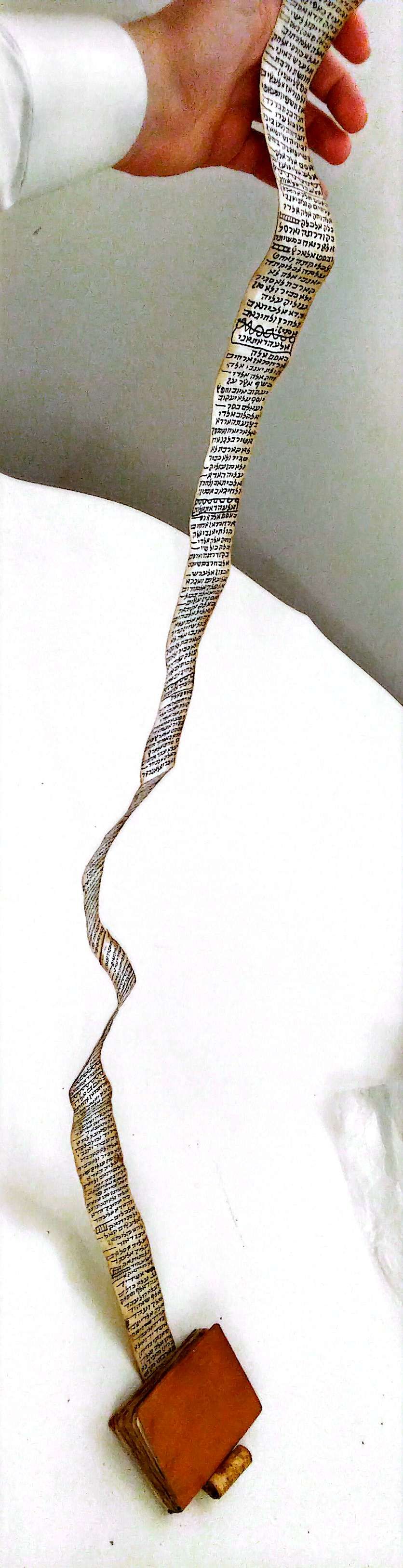 קמיע על קלף ארוך במיוחד - ארצות המזרח המאה ה19. 
קמיע מגולגל עם שמות הקודש ואיורים קבליים - 