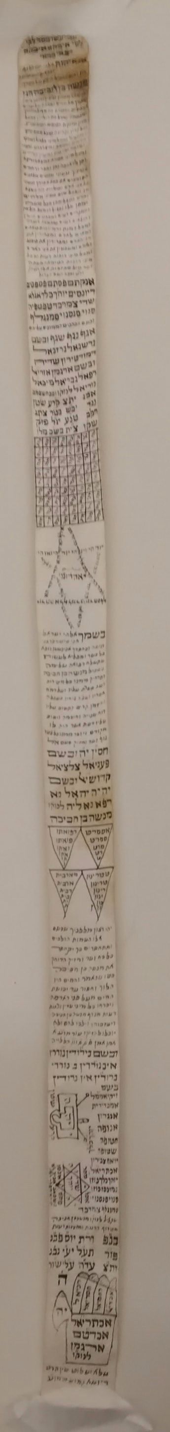 קמיע ארוך ומרשים - שמות הקודש איורים קבליים השבעות וסגולות - המאה ה20. 
קמיע מגולגל, דיו על 