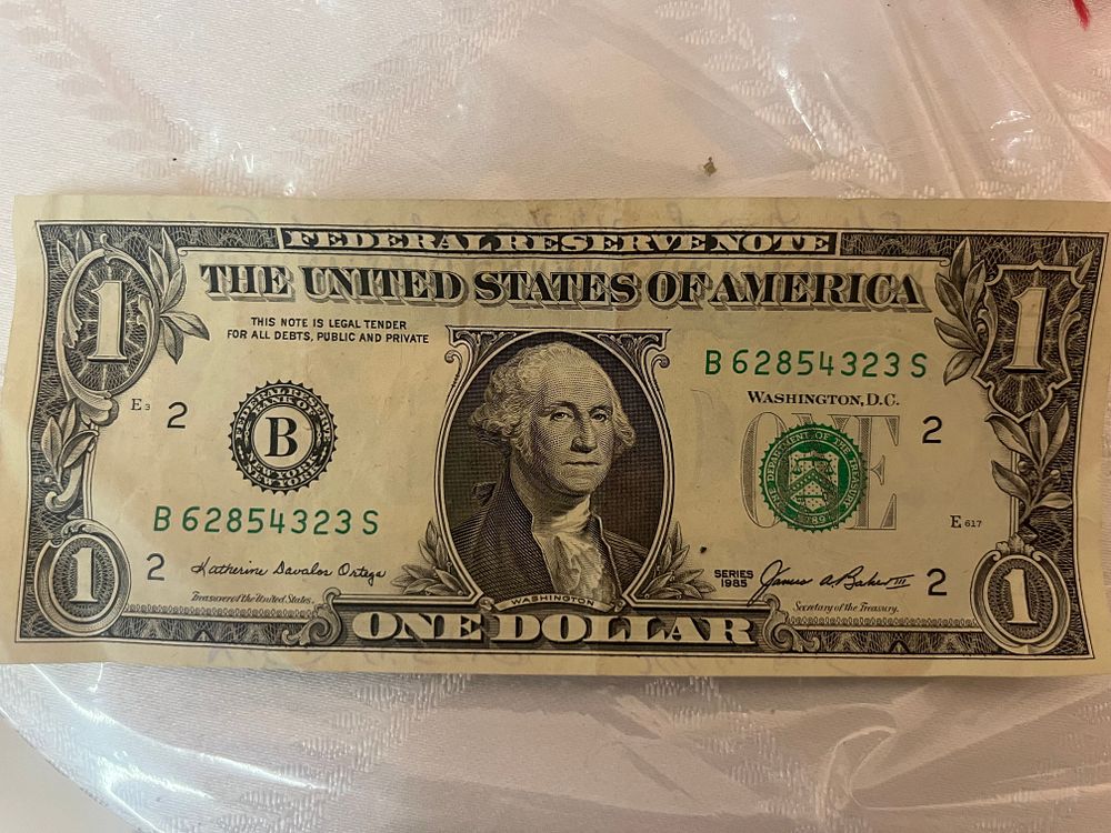 שטר דולר שנתקבל מידו הקדושה של הרבי מליובאוויטש - רישום של המקבלת על השטר. 
עם ברכה מהרבי 