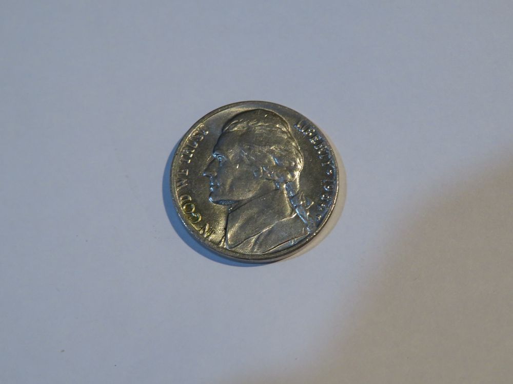 מטבע בערך 5 סנט מידיו הקדושות של הרבי.
מטבע בערך נקוב של 5 סנט ארה"ב שניתן מידיו הקדושות של. מטב 