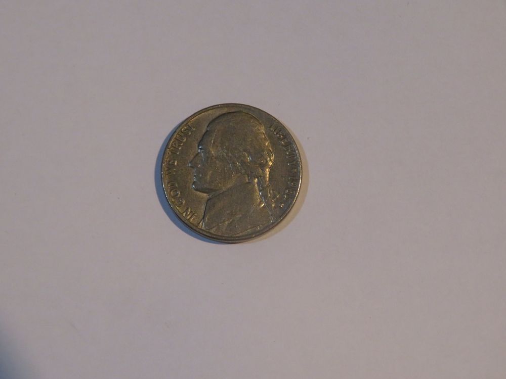 מטבע בערך 5 סנט מידיו הקדושות של הרבי. מטבע בערך נקוב של 5 סנט ארה"ב שניתן מידיו הקדושות של. מטבע 