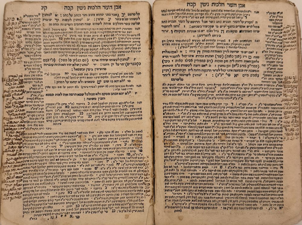 שלחן ערוך אבן העזר - שנות הת"ק - עשרות הגהות למדניות ארוכות בכת"י מזרחי. 
שולחן ערוך אבן העזר 