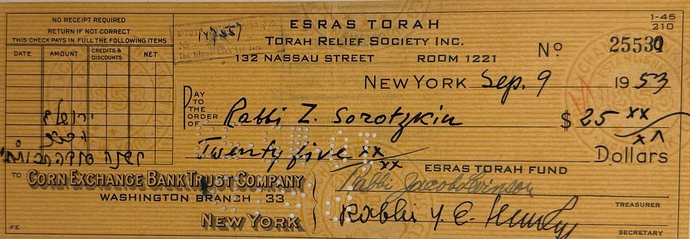 המחאה בחתימות [לועזית ועברית] של מרן הגאון רבי זלמן סורוצקין זצ"ל - ארה"ב תשי"ג. 
צ'ק ע"ס 25 