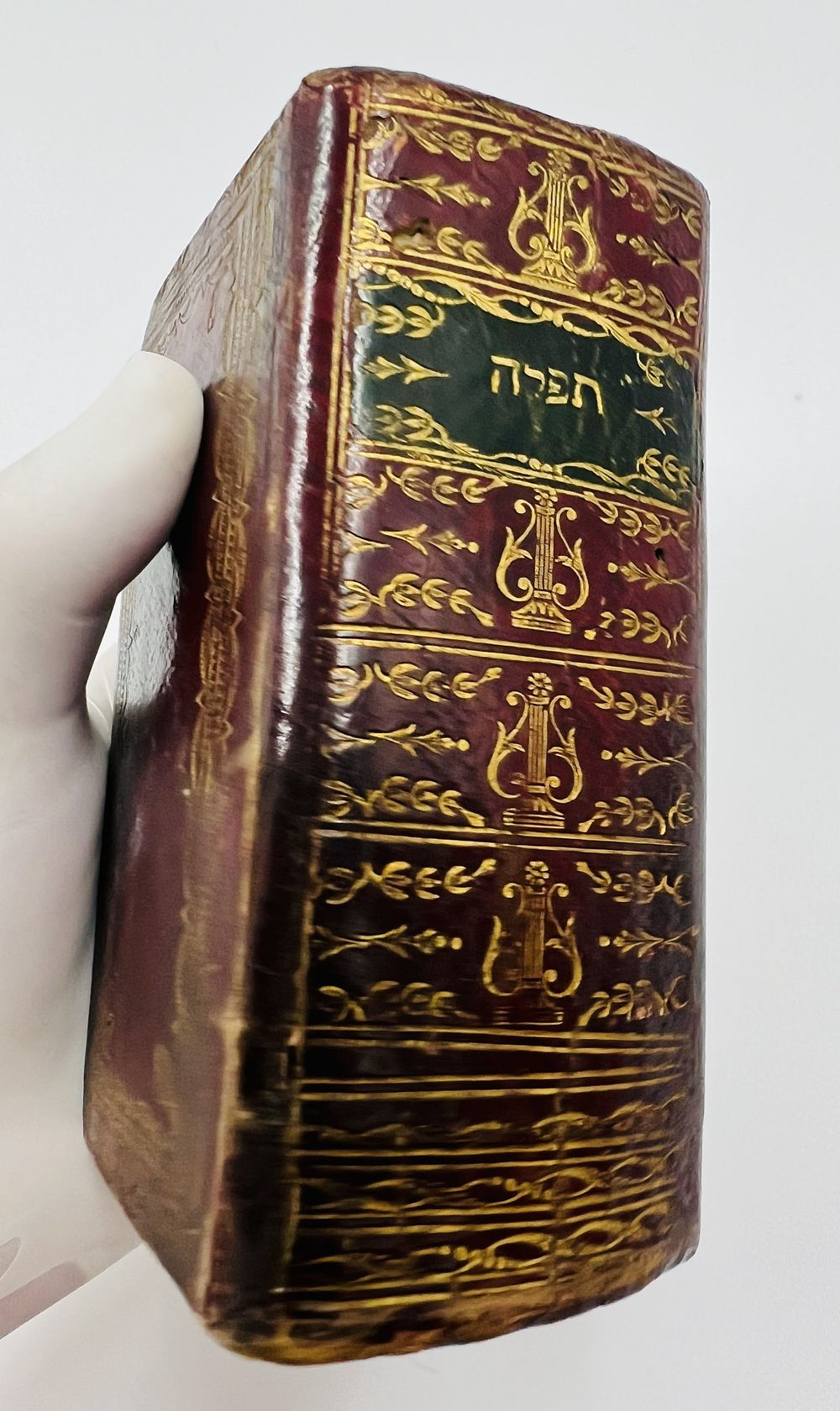 נדיר ויפהפה. סידור מיניאטורי שלם עם תהלים ומעמדות בכריכה מקורית נאה - אמשטרדם תקל"ב | 1772. 