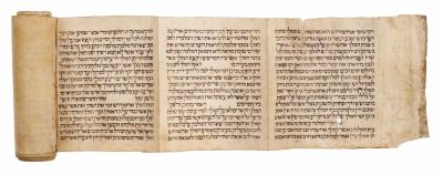 Esther Scroll on Parchment. מגילת אסתר על קלף. [המאה ה-20]. כתב סת"ם ספרדי, 17 שורות בעמודה. 13 