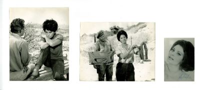 אוסף תצלומים – צילומי סרט הקולנוע "יהודית" בישראל – שני תצלומים חתומים בחתימת ידה של סופיה לורן 