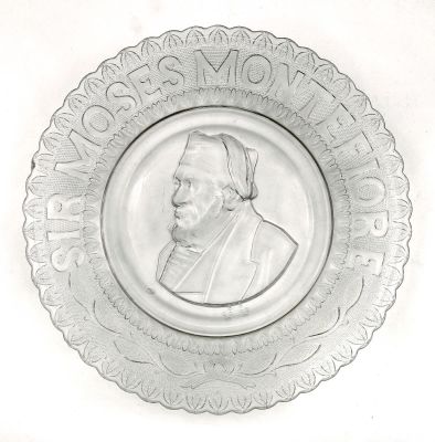 צלחת זכוכית – דיוקן משה מונטיפיורי – אנגליה, המאה ה-19. צלחת זכוכית עם דיוקן משה מונטיפיורי. 