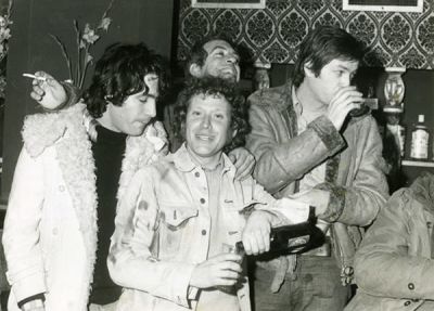 יהונתן גפן. משורר, מחזאי, סופר, פזמונאי, קריין, עיתונאי, מבקר אמנות, סטיריקן, ומתרגם ישראלי. גפן 