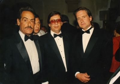 ג. עיטור (1932-1993). עיטור גלבץ, שחתם בשם ג. עיטור, היה כתב הרכילות הידוע ביותר של "להיטון". 