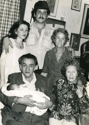 משה איש-כסית (1947-1987). 32 תצלומים ו-5 תשלילים צבעוניים של משה איש-כסית. בין היתר: משה 