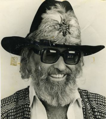 רפי נלסון (1931-1988). נלסון היה דמות ידועה בבוהמה הישראלית. ביולי 1957 נעצר כשהיה על סיפון 