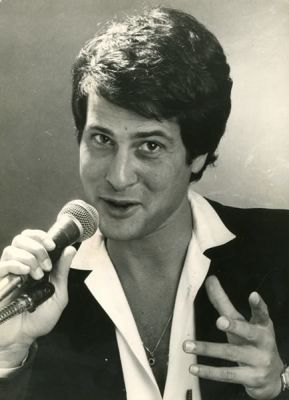 דודו טופז (1946-2009). איש טלוויזיה, בדרן, שחקן ומגיש רדיו וטלוויזיה ישראלי. החל את הקריירה שלו 