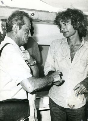 פוליטיקאים עם אמנים ישראלים. אוסף תצלומי פוליטיקאים ישראלים עם אמני-בידור. האוסף מציג את הקשרים 