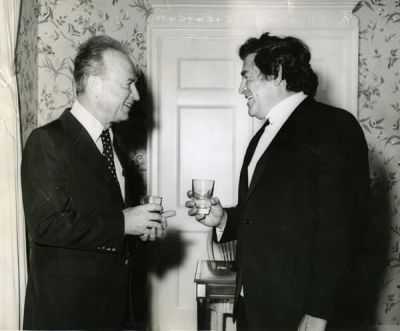 יצחק רבין בעולם הבידור. 48 תצלומים של יצחק רבין. רוב התצלומים משנות השישים והשבעים, חלקם תצלומים 