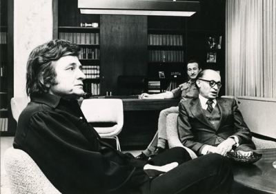 מנחם בגין בעולם הבידור. 28 תצלומים של מנחם בגין עם אמנים מהארץ ומחו"ל. במרבית המפגשים בגין נראה 