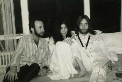 מפגשים עם אמנים מחו"ל. מאוסף התצלומים המקובץ לפנינו, ניתן ללמוד על היחסים בין התרבות הישראלית 