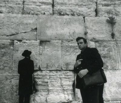 "כוכבים" בכותל המערבי. 10 תצלומים של אמנים מחו"ל בביקורם בכותל המערבי ובהר הבית. בין המצולמים: 