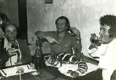 מטבחים, תצלומי מטבח ואוכל. 55 תצלומים של אמנים ואח"מים סועדים ושותים. חלקם הגדול צולם במטבחי 