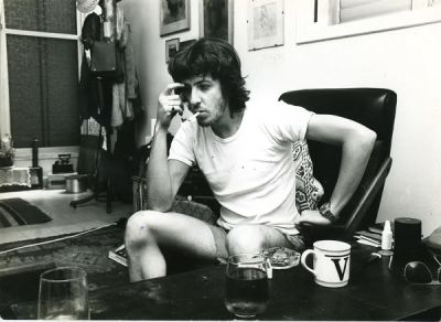 מעשנים. 50 תצלומים שסובבים סביב עישון סיגריות, יחד ולחוד. אמנים ואמניות בתנוחות שונות, המבטאות 