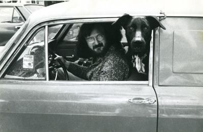 בעלי-חיים. 42 תצלומים של אמנים ואח"מים עם בעלי-חיים. מרבית התצלומים בלווית כלבים, אך בחלקם 