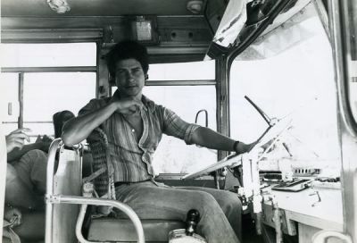 כלי-רכב. 33 תצלומים ו-11 תשלילים צבעוניים של אמנים על או ליד כלי-רכב. מייק ברנט ליד הקונטסה שלו 