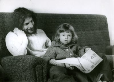 אמנים עם ילדיהם. 43 תצלומים של אמנים ישראלים עם ילדיהם. חמשה תצלומים של אריק איינשטיין עם 