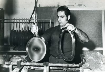 תקליטים וקסטות. ~ 11 תצלומים של פס ייצור התקליטים במפעל CBS בישראל. בגב התצלומים מופיע תיאור של 