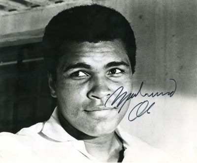 מוחמד עלי – תצלום חתום. מתאגרף אמריקאי במשקל כבד, הנחשב לאחד מגדולי המתאגרפים בהיסטוריה. זכה 