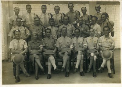 המשמר האזרחי הראשון בתל-אביב, סוף שנות ה-30. ששה תצלומים קבוצתיים של מתנדבי ומתנדבות המשמר 