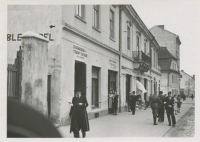 Six Photographs from the Holocaust – Jews in the Tarn&oacute;w Ghetto – Poland, 1941. Six photographs 