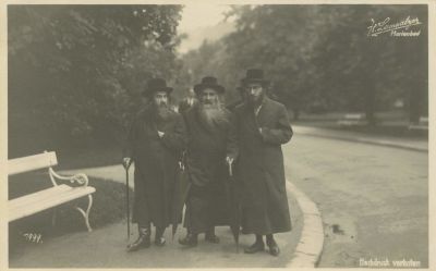 Picture of the Akedat Yitzchak Rebbe of Alexander – Marienbad, 1920s. The description and 