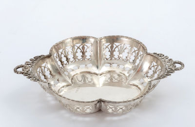 Silver Table Dish Owned by Rebbe Rayatz – Used for the Apples on Rosh Hashanah Eve. Silver dish 