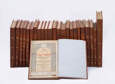 Babylonian Talmud – Vienna, 1860-1872 – Complete Set – Some Volumes with Many Glosses 