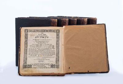 Set of Mishnah Berurah – Warsaw- Piotrk&oacute;w, 1907-1912 – Original Bindings and Signatures. The 