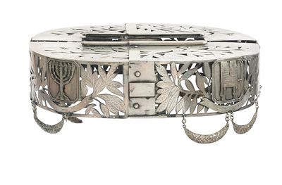 עיטור כסף (כתר) לספר תורה – הולנד, המחצית הראשונה של המאה ה-20. עיטור לספר תורה, מעשה ידי הצורף 