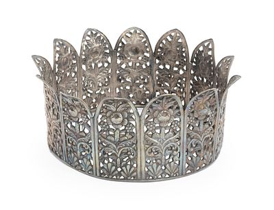 כתר לספר תורה – איסטנבול, שלהי המאה ה-19 או ראשית המאה ה-20. כתר לספר תורה. כנראה איסטנבול 