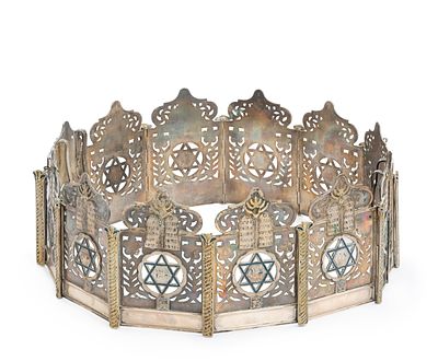 כתר תורה עשוי כסף – ישראל. כתר לתיק ספר תורה (תוניסאי או אלג'יראי). 