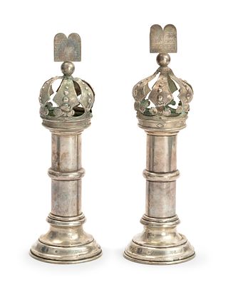 זוג "רימונים" לספר תורה – גרמניה / אלזס, 1913 – משפחת בלום. זוג "רימונים" לספר תורה. [גרמניה 