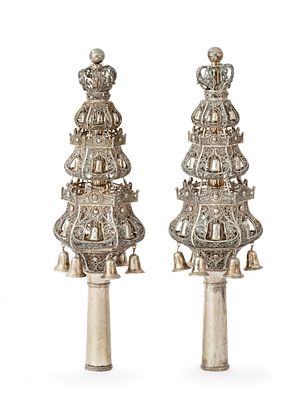 זוג "רימונים" גדולים לספר תורה – כסף-פיליגרן – הולנד, ראשית המאה ה-20. זוג "רימונים" לספר תורה. 