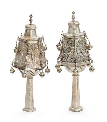 זוג "רימונים" גדולים לספר תורה – ליסבון, פורטוגל – משפחת בן-זקן. זוג "רימונים" לספר תורה. ליסבון 