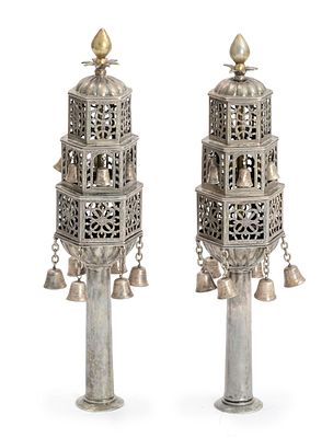 זוג "רימונים" לספר תורה – אוראן, אלג'יריה, המאה ה-19 – הצורף שלום ג'יאן. זוג "רימונים" לספר 